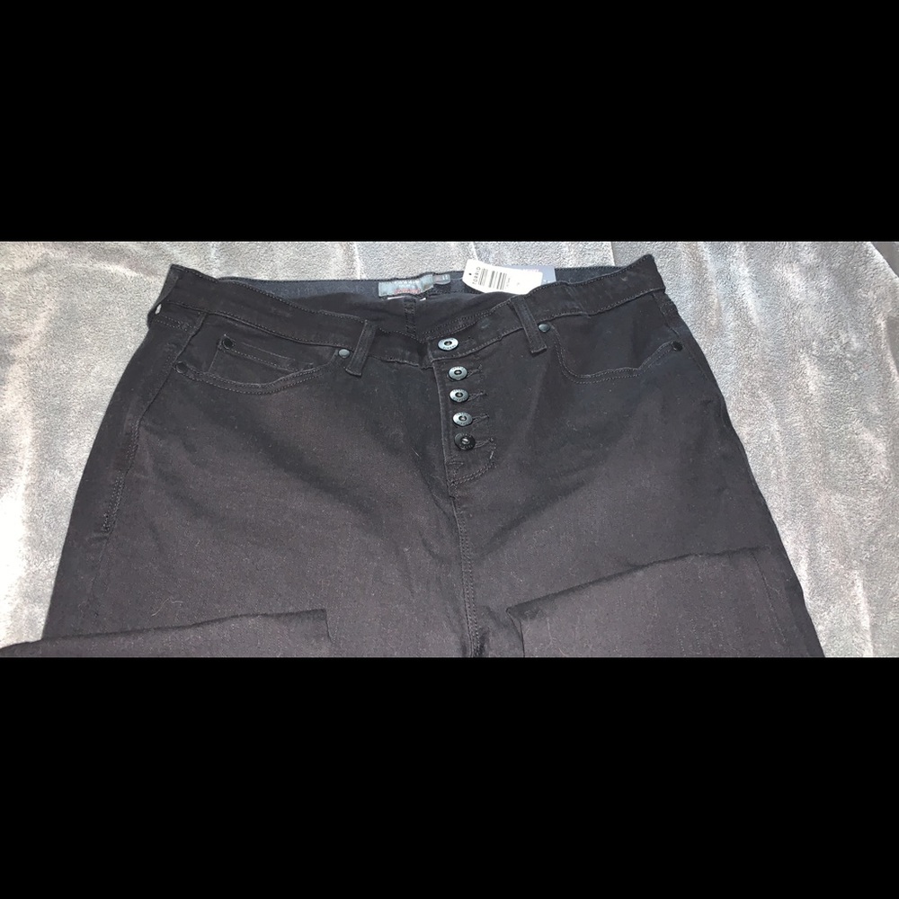 NWT Torrid sz 2R Ripped skinny jeans
